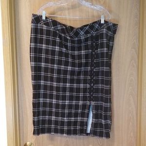 Torrid Black and White Plaid skirt